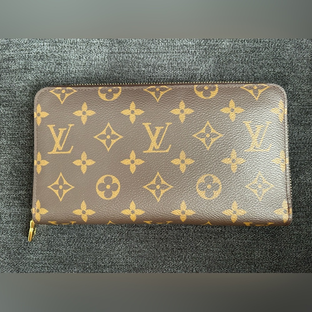 Louis Vuitton Zippy Organizer Wallet